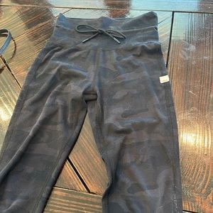 Vuori Black Camo Daily Leggings - XS - Good condition